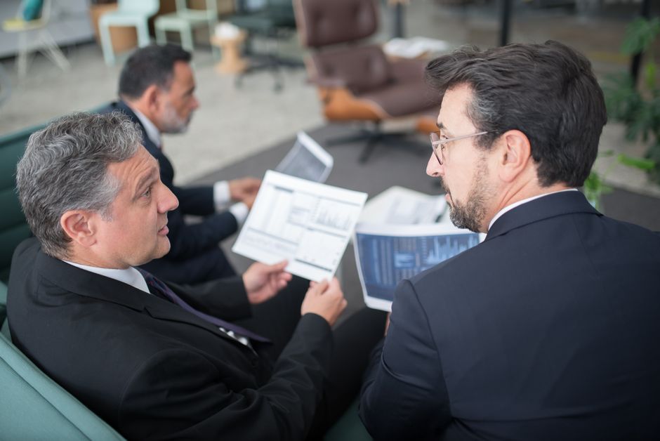 Poslovni ljudi raspravljaju o financijskim dokumentima